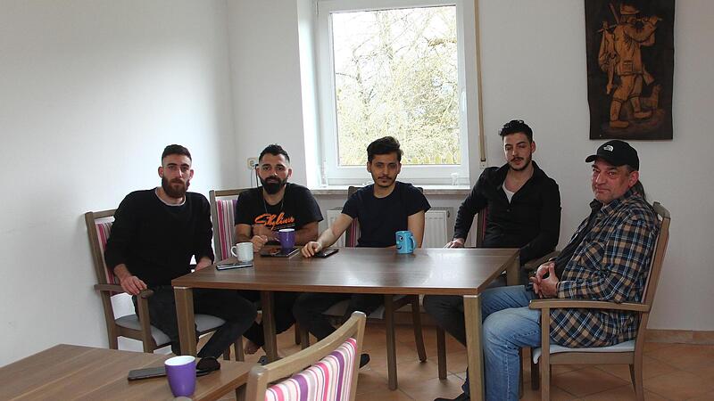 In der gro&szlig;en Gemeinschaftsk&uuml;che treffen sich die Fl&uuml;chtlinge. Oft mit dabei: Hausmeister J&uuml;rgen Merkel (rechts), der sich um die jungen M&auml;nner k&uuml;mmert und ihnen hilft, wo es geht. Bildmitte: Omar Qarahoglan, der davon berichtet, wie es ihm in Har...