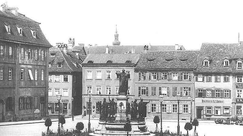 Ursprüngliche Aufstellung des Maximiliansbrunnen auf dem Maxplatz 1891. Ursprüngliche Aufstellung des Maximiliansbrunnen auf dem Maxplatz 1891.