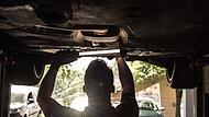 Ein Mechatroniker arbeitet in einer Auto-Werkstatt
