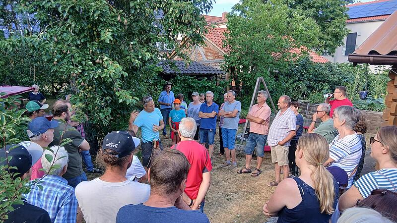 35 Hobbyg&auml;rtnerinnen und -g&auml;rtner holten sich beim Verein f&uuml;r Garten- und Landschaftspflege Ebensfeld im Garten von Familie Braun Tipps, wie man B&auml;ume im Sommer schneidet.