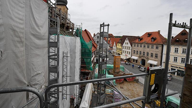 Zwei Monate lang ging nicht viel auf Forchheims gr&ouml;&szlig;ter Baustelle. So rutscht die Generalsanierung des Rathauses gerade erst in die Halbzeit. Soll es jetzt wie geplant klappen, darf nicht mehr viel schiefgehen.Forchheim & Fr&auml;nkische Schweiz