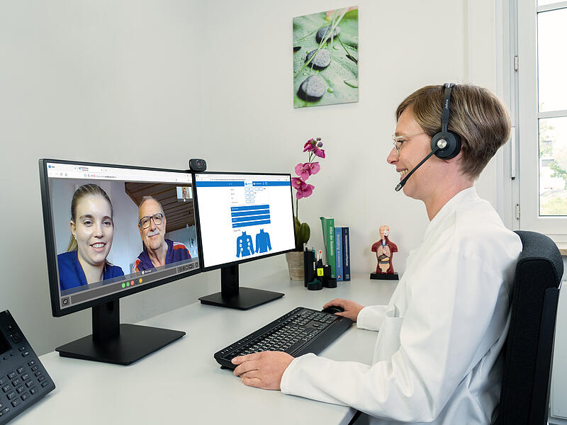 Bei Bedarf kann die Medizinische Fachangestellte die Ärztin per Videochat hinzuholen. Bei Bedard kann die Medizinische Fachangestellte die Ärztin per Videochat hinzuholen.