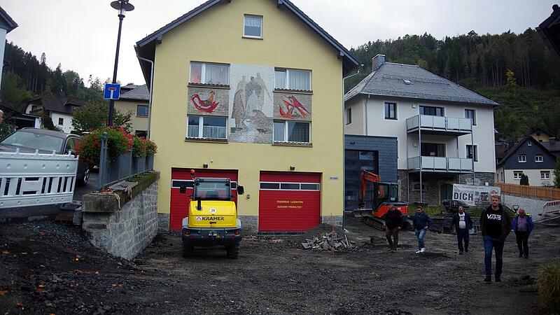 Das Kultur- und Vereinshaus Lauenstein: Das Gesamtensemble zeigt das Feuerwehrhaus (links) und das ehemalige alte Rathaus (rechts).