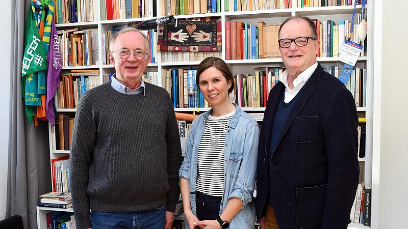Der katholische Pfarrer Hans Roppelt (links), Pastoralreferentin Eva Maria Steltenkamp-Hüsser und der evangelische Dekan Friedrich Hohenberger haben die Aktion „Aschekreuz to go“ ins Leben gerufen, die erstmals am Aschermittwoch in Kulmbach stattf...