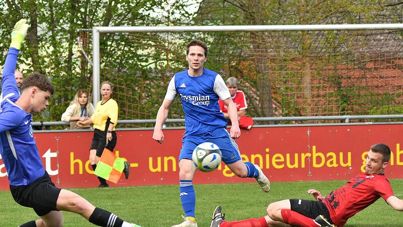 David Bauer (Mitte) spielte von 2020 bis 2025 für den FC Mitwitz.