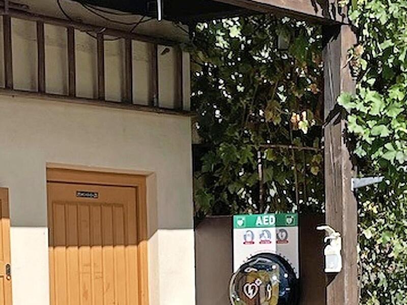 Der Defibrillator ist öffentlich zugänglich am Glockenhaus angebracht.