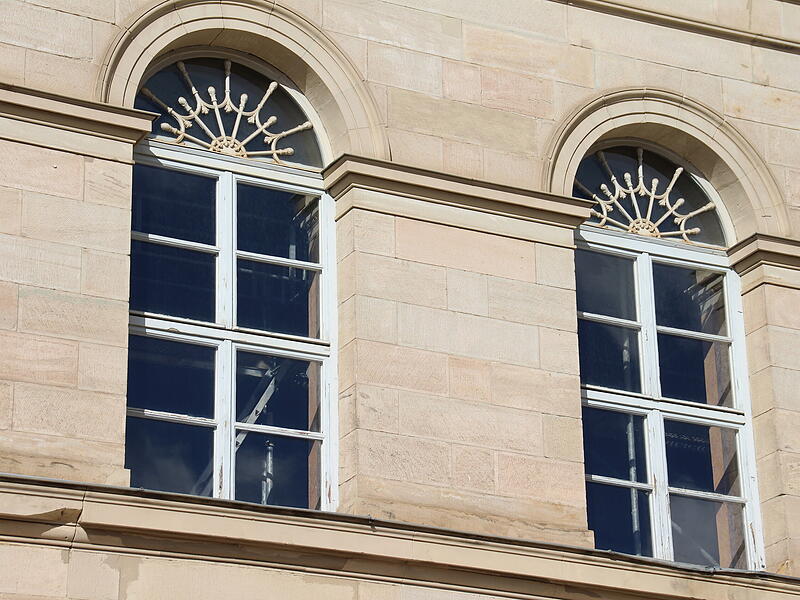 Beim Blick durch die Fenster zu erkennen: Im Spiegelsaal des Coburger Landestheaters ein gro&szlig;es Ger&uuml;st aufgebaut ist.