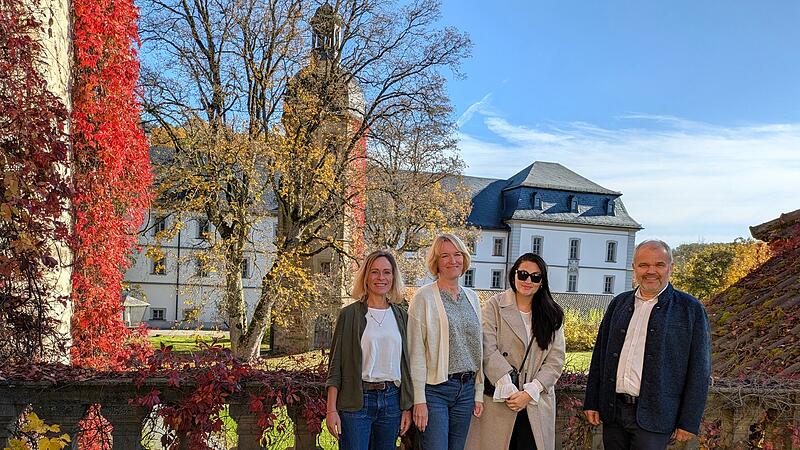 Vor der Akademie stehen von links Simone Endres, Christiane W&ouml;rner, Anna M&uuml;ller und R&uuml;diger Heining.