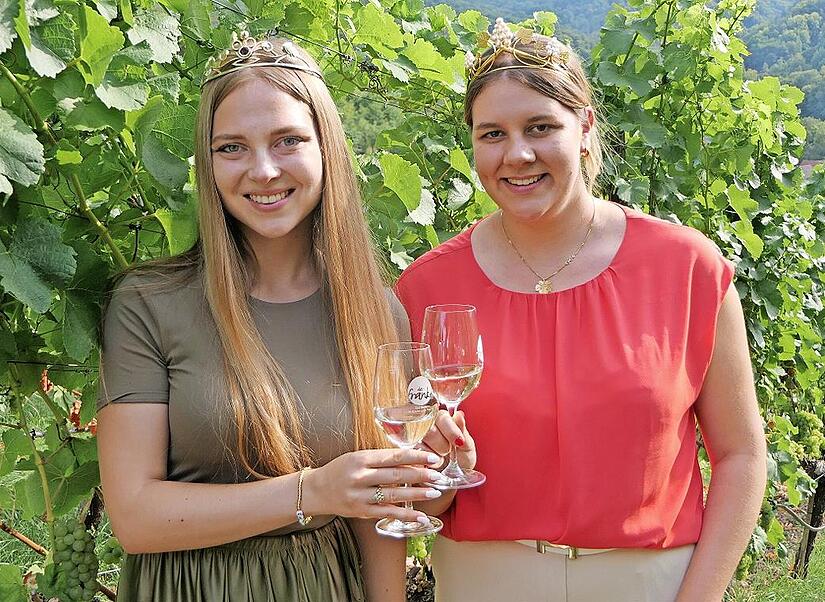 Begleitet wurde die Fränkische Weinkönigin Antonia Kraiß (rechts) bei ihrer Rundreise unter anderem von der Abt-Degen-Weinprinzessin Johanna Barthel (links).
