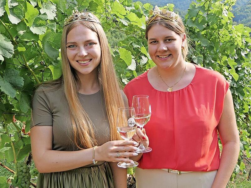 Begleitet wurde die Fränkische Weinkönigin Antonia Kraiß (rechts) bei ihrer Rundreise unter anderem von der Abt-Degen-Weinprinzessin Johanna Barthel (links).