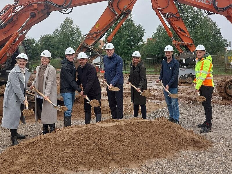 Susanne Wolf (Regionalleiterin Edeka Nordbayern), Sophia Konrad, Cedric und Pascal Bächmann, German Hacker, Anja Wettstein (Leiterin Planungsamt Herzogenaurach), Benedict Wallrapp (Technischer Projektleiter Bau Edeka Nordbayern) und Stefan Petzold (v. l.) beim Spatenstich.