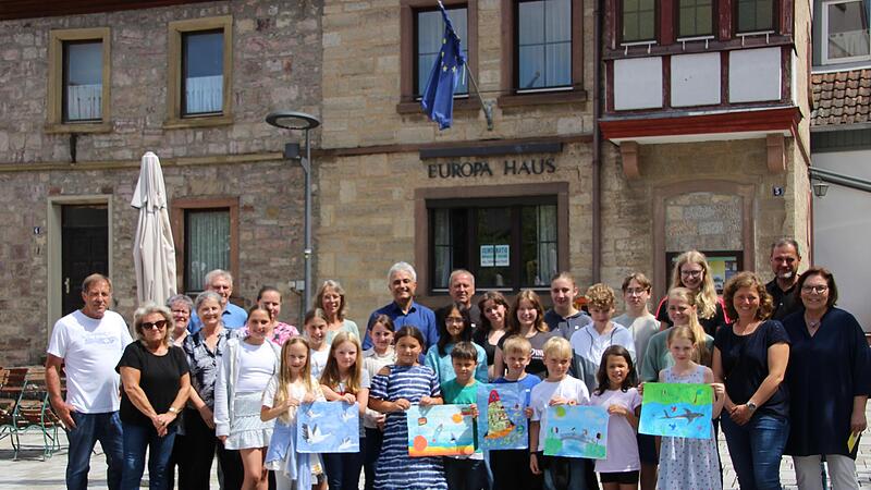 Der Fantasie freien Lauf lassen und die Grenzen überschreiten war das Motto des europäischen Schulwettbewerbs, der auch in seiner 71. Ausführung zahlreiche Preisträger (im Bild) hervorbrachte, darunter sogar eine Bundessiegerin. Der Fantasie freien Lauf lassen und die Grenzen überschreiten war das Motto des europäischen Schulwettbewerbs, der auch in seiner 71. Ausführung zahlreiche Preisträger (im Bild) hervorbrachte, darunter sogar eine Bundessiegerin.
