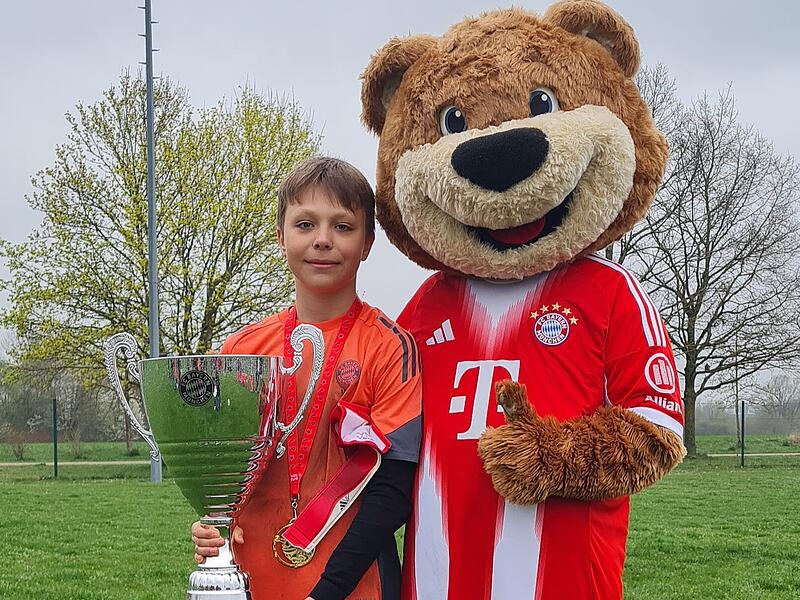 Der Coburger Vin Voigt r&auml;umt beim Torwartcamp des FC Bayern Kids Clubs gro&szlig; ab.