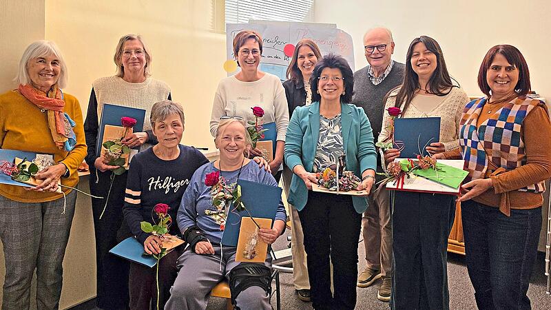 Unser Bild zeigt Ute Weissenberger (von links), Angela Fronia, Petra Fordinal, Martina Kalnischkies, Lena Schlereth, Christina Pf&uuml;lb, Michaela Kaiser (Koordinatorin), Dr. Reinhard H&ouml;hn (1. Vorsitzender), Liv Plote sowie Alexandra Seufert (Koordin...