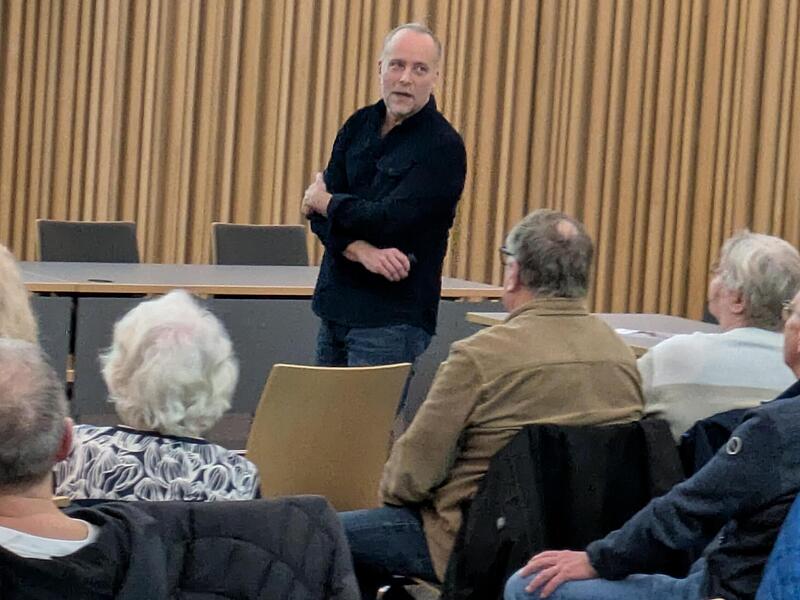 Christian Laforsch sensibilisierte die Zuhörer im Rathaussaal in Herzogenaurach für die Plastikkrise. Christian Laforsch sensibilisierte die Zuhörer im Rathaussaal in Herzogenaurach für die Plastikkrise.