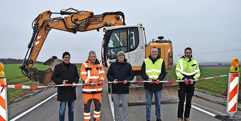 Stefan Ebert (Strabag), Polier Thomas Barth, Bürgermeister Stefan Paulus, Planer Stefan Seubert und Bauhofleiter Bastian Hümmer (von links) freuen sich über die abgeschlossene Sanierung der Straße zwischen Knetzgau und Hainert.