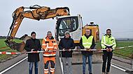 Stefan Ebert (Strabag), Polier Thomas Barth, Bürgermeister Stefan Paulus, Planer Stefan Seubert und Bauhofleiter Bastian Hümmer (von links) freuen sich über die abgeschlossene Sanierung der Straße zwischen Knetzgau und Hainert. Stefan Ebert (Strabag), Polier Thomas Barth, Bürgermeister Stefan Paulus, Planer Stefan Seubert und Bauhofleiter Bastian Hümmer (von links) freuen sich über die abgeschlossene Sanierung der Straße zwischen Knetzgau und Hainert.