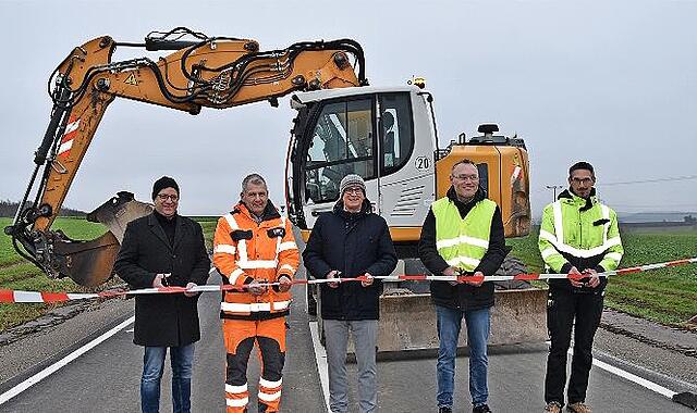 Stefan Ebert (Strabag), Polier Thomas Barth, B&uuml;rgermeister Stefan Paulus, Planer Stefan Seubert und Bauhofleiter Bastian H&uuml;mmer (von links) freuen sich &uuml;ber die abgeschlossene Sanierung der Stra&szlig;e zwischen Knetzgau und Hainert.
