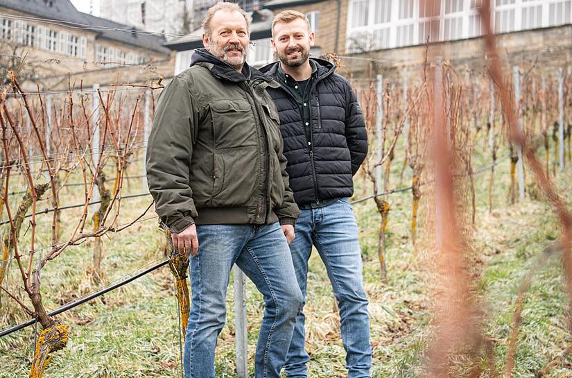 Die neuen Winzer am Michaelsberg freuen sich auf ihre neue Aufgabe (v. l.): Klaus und Philipp Wagner