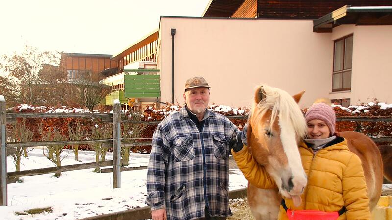 Andreas Goldmann (l.) mit Haflinger Wasabi. Den hat Lisa Stoppe im von Goldmann gepachteten Stall am Walsdorfer Seniorenheim (hinten) stehen.