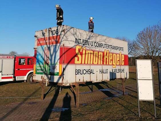 Die Feuerwehren Hallerndorf und Pautzfeld machen eine Dichtungsprüfung.Forchheim & Fränkische Schweiz Die Feuerwehren Hallerndorf und Pautzfeld machen eine Dichtungsprüfung.Forchheim & Fränkische Schweiz