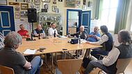 Werner Aumüller (mit Mikrofon) interviewt den Leiter der Haache Stöckraache, Gerhard Deininger. Der Vorsitzende des Heimat- und Trachtenvereins, Stefan Nüchterlein (rechts), und Bürgermeister Daniel Weißerth (Dritter von links) hören zu. Werner Aumüller (mit Mikrofon) interviewt den Leiter der Haache Stöckraache, Gerhard Deininger. Der Vorsitzende des Heimat- und Trachtenvereins, Stefan Nüchterlein (rechts), und Bürgermeister Daniel Weißerth (Dritter von links) hören zu.