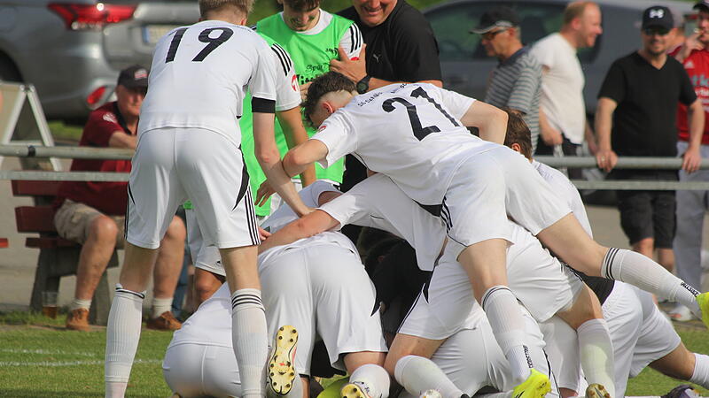 SG Schlüsselfeld/Aschbach schlägt Lisberg/Trabelsdorf in der Relegation Das Schlüsselfelder Jubel-Knäuel: Ganz unten liegt Stefan Rob, der als Aushilfs-Keeper die SG im Elfmeterschießen zum Sieg gegen Lisberg/Trabelsdorf führte.