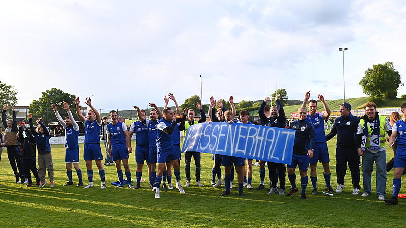 Der SV Ketschendorf bejubelt den Klassenerhalt nach dem Relegationssieg gegen den TSV Scherneck.