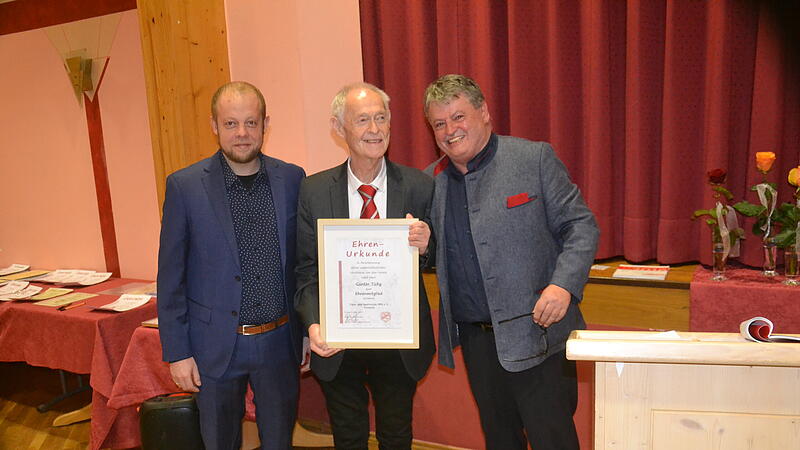 Unter Applaus der Besucher &uuml;berreichte TSV Vorsitzender Philipp S&ouml;ll (links) die Ehrenurkunde an G&uuml;nther Tichy (Mitte). Mit im Bild der  Ehrenvorsitzende Gerhard Leinfelder.