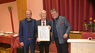 Unter Applaus der Besucher &uuml;berreichte TSV Vorsitzender Philipp S&ouml;ll (links) die Ehrenurkunde an G&uuml;nther Tichy (Mitte). Mit im Bild der  Ehrenvorsitzende Gerhard Leinfelder.