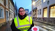 Egon Herrnleben als Schulweghelfer Egon Herrnleben steht einmal die Woche als Schulweghelfer an der Straße.