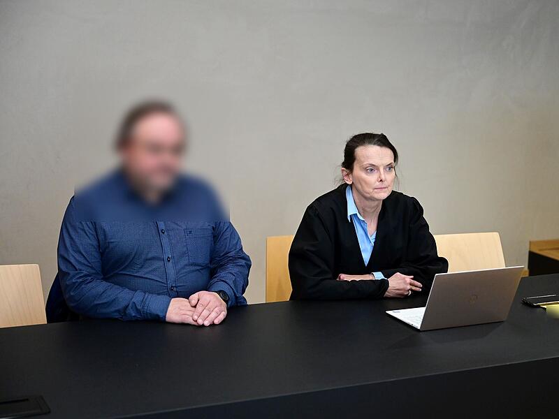 Der Angeklagte aus dem Landkreis Erlangen-Höchstadt und seine Strafverteidigerin Chanell Eidmüller aus Nürnberg im Gericht in Erlangen. Der Angeklagte aus dem Landkreis Erlangen-Höchstadt und seine Strafverteidigerin Chanell Eidmüller aus Nürnberg im Gericht in Erlangen.