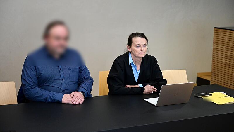 Der Angeklagte aus dem Landkreis Erlangen-H&ouml;chstadt und seine Strafverteidigerin Chanell Eidm&uuml;ller aus N&uuml;rnberg im Gericht in Erlangen.