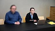 Der Angeklagte aus dem Landkreis Erlangen-Höchstadt und seine Strafverteidigerin Chanell Eidmüller aus Nürnberg im Gericht in Erlangen.