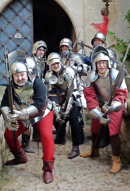 Die &bdquo;Baieruther Katzbalgerey&ldquo; gibt vor der Burg Einblick in die Zeit und das Leben des Sp&auml;tmittelalters.