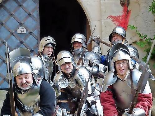 Die &bdquo;Baieruther Katzbalgerey&ldquo; gibt vor der Burg Einblick in die Zeit und das Leben des Sp&auml;tmittelalters.