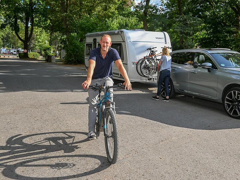 Platzwart Tobias Krapp lotst die Gäste per E-Bike zu ihren Stellplätzen. Platzwart Tobias Krapp lotst die Gäste per E-Bike zu ihren Stellplätzen.