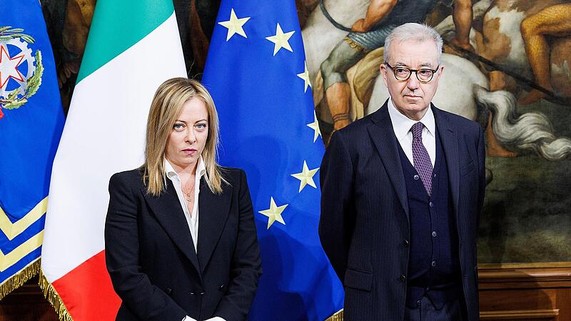 Alfredo Mantovano (rechts), Sekret&auml;r des italienischen Ministerrats, und Giorgia Meloni, Ministerpr&auml;sidentin von Italien, nehmen an der Vereidigung der Staatssekret&auml;re der neuen Regierung teil.