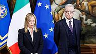 Alfredo Mantovano (rechts), Sekretär des italienischen Ministerrats, und Giorgia Meloni, Ministerpräsidentin von Italien, nehmen an der Vereidigung der Staatssekretäre der neuen Regierung teil.