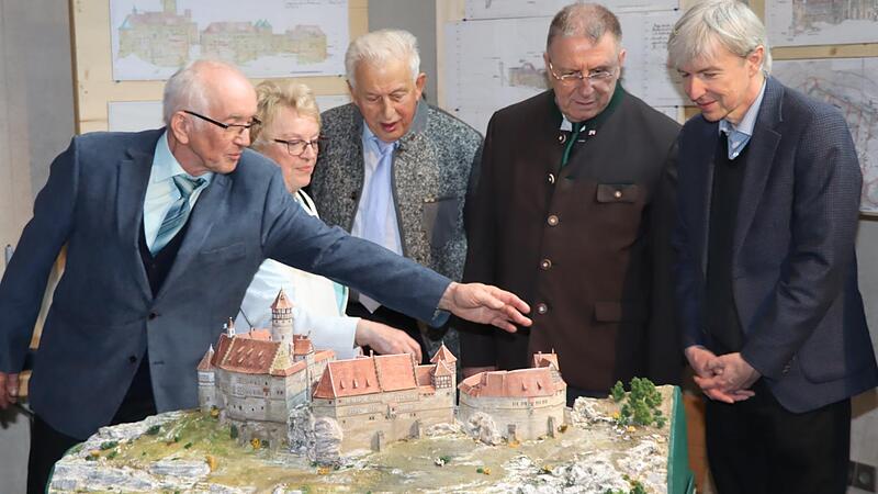 Modellbauer Manfred Mahr mit Ehefrau Margit erkl&auml;rt Alois Dechant, Bezirkstagspr&auml;sident Henry Schramm und Regierungsvizepr&auml;sident von Oberfranken Thomas Engel das Modell.