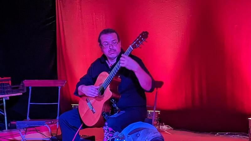 Alexander St&ouml;hr gab im Treibhaus des Kunstprojekts else!3 in M&uuml;nnerstadt ein ganz besonderes Konzert.