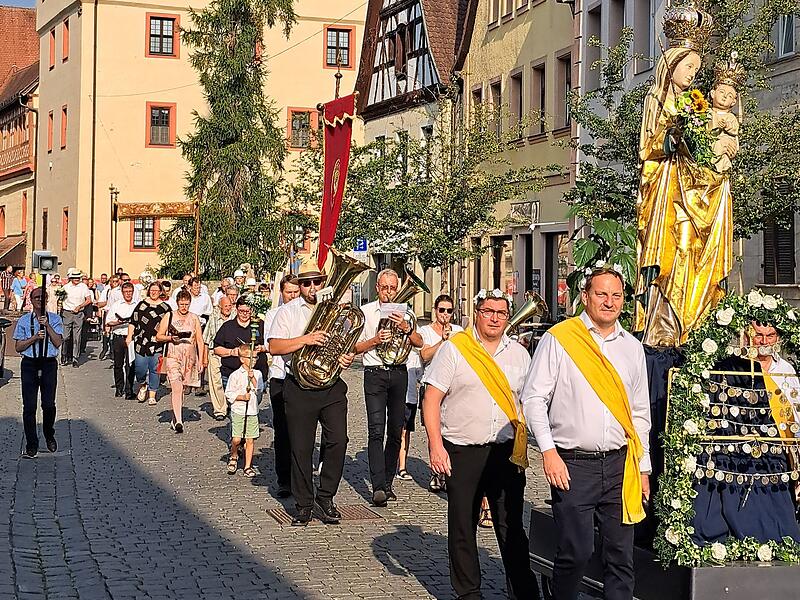 Am Freitag ist die traditionelle Prozession zu Mari&auml; Himmelfahrt durch Forchheim gezogen.