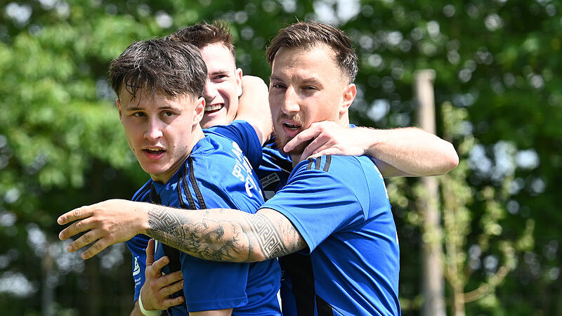 F&uuml;r Nico Baumgartl (links) Christian Rzonsa (rechts) und Nico Geyer (hinten) wird's am Samstag ernst: In M&uuml;nchberg spielen sie mit dem Jahn um die Bayernliga-Relegation.
