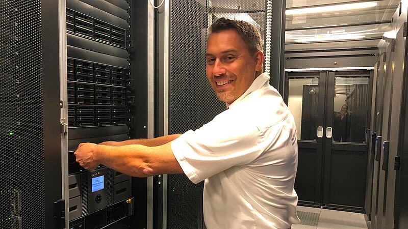 Bernd Schlögel zieht eine Server-Einheit heraus. Er hat SIT-Solutions in Adelsdorf gegründet. Bernd Schlögel zieht eine Server-Einheit heraus. Er hat SIT-Solutions in Adelsdorf gegründet.