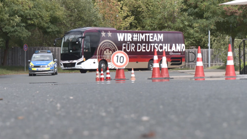 Die deutsche Mannschaft f&auml;hrt aus Herzogenaurach ab: Vor dem WM-Qualispiel gegen die Slowakei verabschiedeten den Mannschaftsbus diesmal keine Fans.