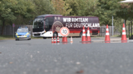 Die deutsche Mannschaft fährt aus Herzogenaurach ab: Vor dem WM-Qualispiel gegen die Slowakei verabschiedeten den Mannschaftsbus diesmal keine Fans.