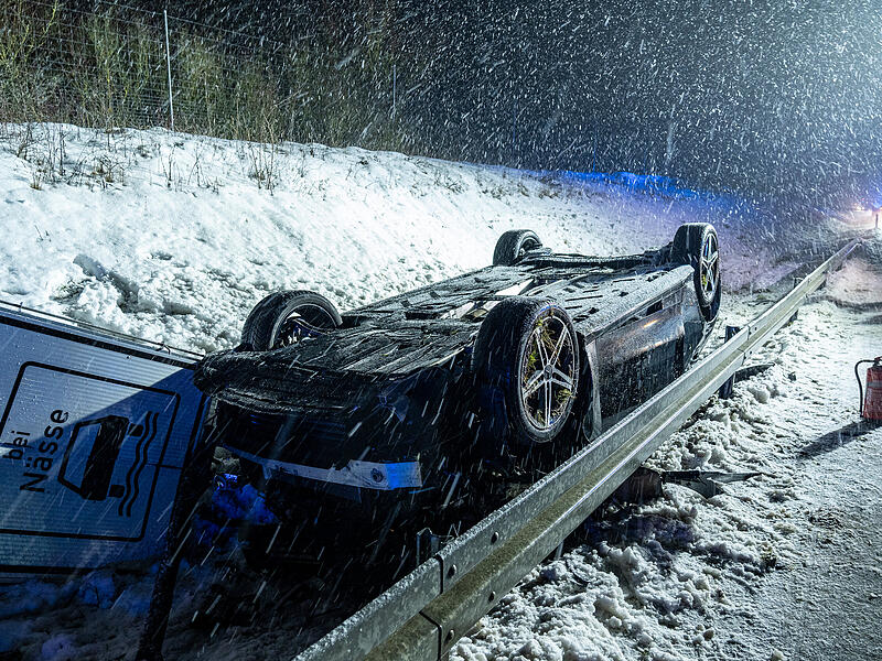 Winter h&auml;lt Einsatzkr&auml;fte auf Trab - zwei Verletze nach &Uuml;berschlag im dichten SchneetreibenUnfall A 73 zwischen Coburg und Eisfeld