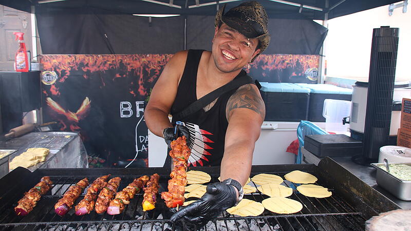 Streetfood auf dem Rathausplatz: Leckere Maisfladen mit herzhaft gew&uuml;rztem Fleischspie&szlig; bietet Fercho Herrera aus Kolumbien an.