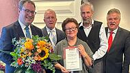 Den Kulturpreis der Oberfrankenstiftung erhielten Sigrid Daum-Sauermann und ihr Mann Bernd (rechts daneben). Mit im Bild (von links) der Vorsitzende des Stiftungsrats, Regierungspräsident Florian Luderschmid, Bezirkstagspräsident Henry Schramm und...