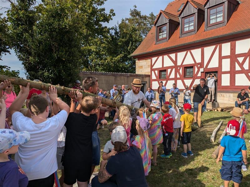 Der Kinderbaum ist für alle ein Highlight bei der Wiesenthauer Kerwa.Forchheim & Fränkische Schweiz